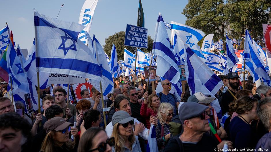 إسرائيليون يحتجون على الإصلاحات القضائية التي اقترحها نتنياهو. Israelis protest against Netanyahu's proposed judicial reforms (image: AP/picture-alliance)