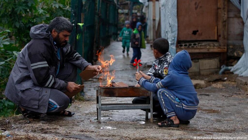 لاجئون سوريون بمخيَّم في لبنان.  Syrische Flüchtlinge im Libanon; Foto: Mohammed Zaatari/AP/picture-alliance