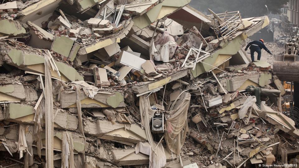 Die Trümmer eines Wohnhauses in Kahranmanmaras, Türkei (Foto: Stoyan Nenov/REUTERS)