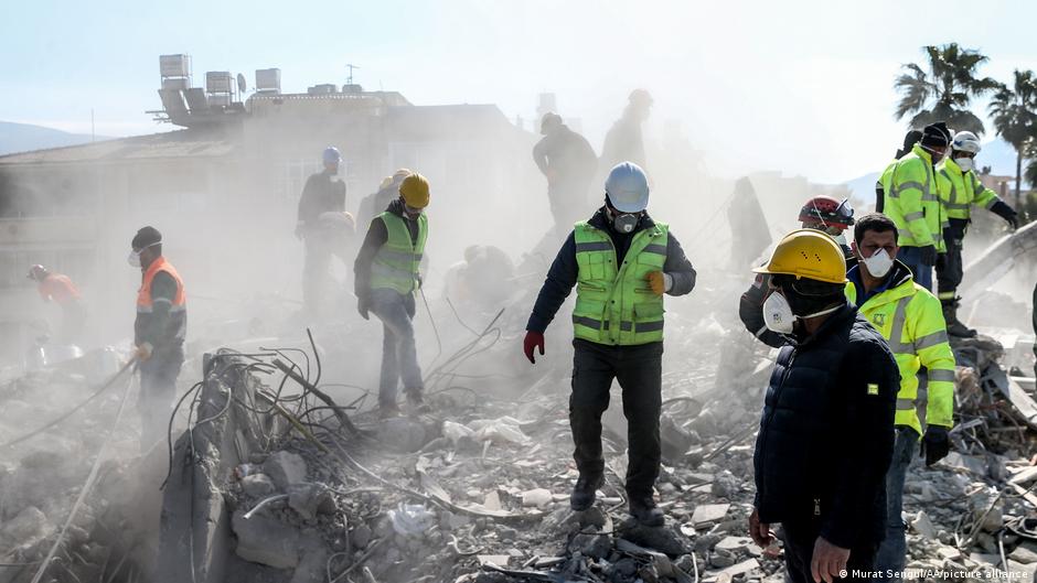 زلزال تركيا Rescue workers in Iskenderun, Hatay province, Turkey (image: Murat Sengul/AA/picture alliance)