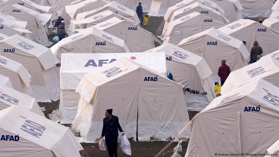 خيام عليها اسم إدارة الكوارث والطوارئ التركية (AFAD/أفاد). AFAD tents for earthquake survivors in Kahranmanmaras (image: AP Photo/picture-alliance)