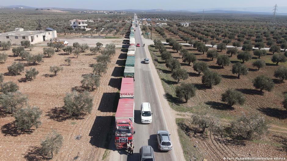 Eine Schlange von LKWs mit Hilfsgütern auf einer Straße in Nordsyrien (Foto: Rami Alsayed/NurPhoto/picture alliance) 