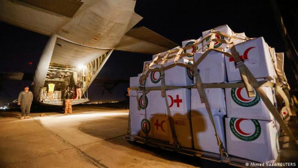 مساعدات لضحايا الزلزال في سوريا يتم تحميلها في طائرة بمطار قريب من بغداد.   Von einem Militärflughafen bei Bagdad startet Hilfe für die Erdbebenopfer; Foto: Ahmed Saad/Reuters