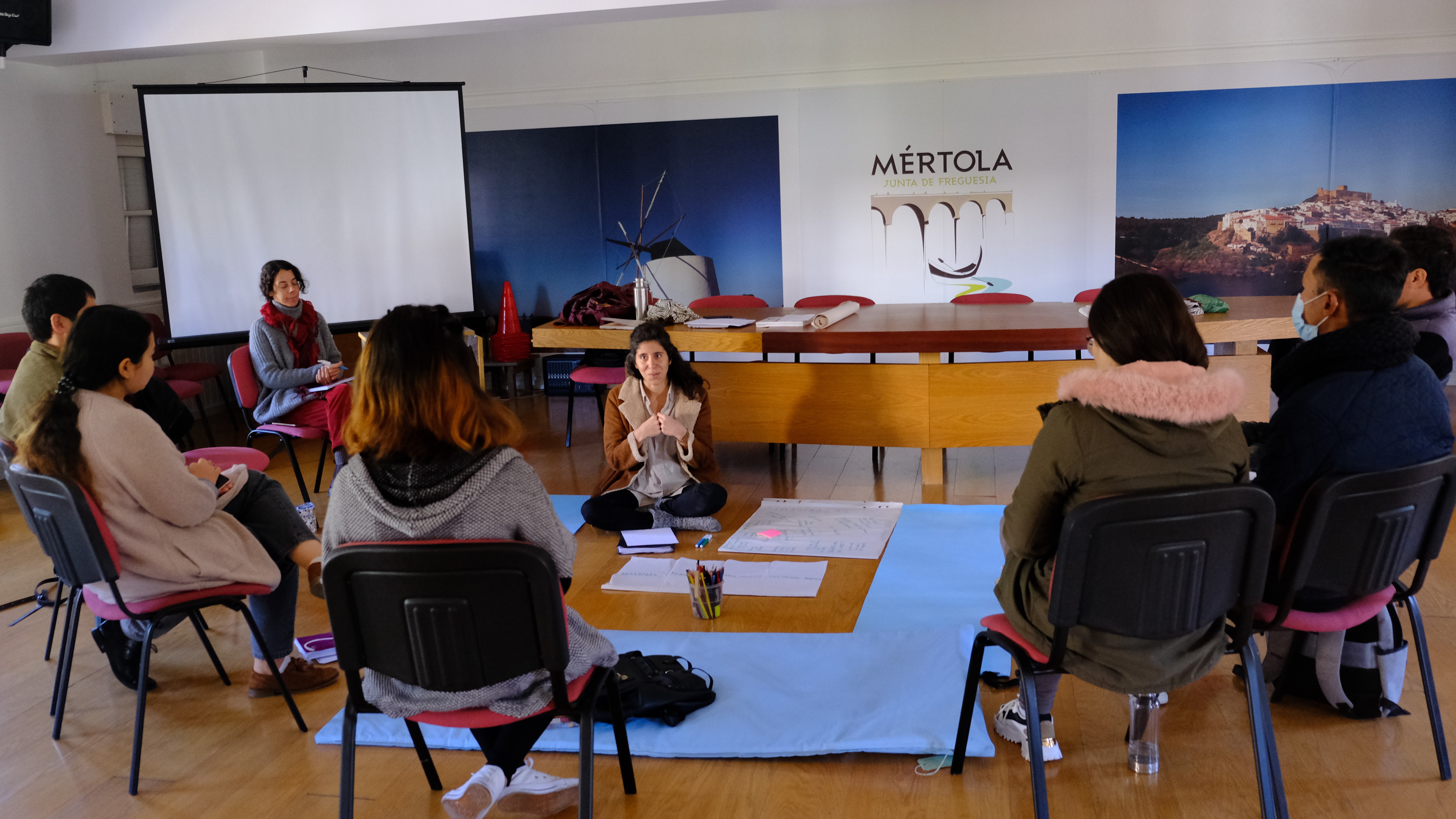 حياة جديدة للاجئين أفغان في البرتغال - مبادرة زراعية مستدامة تركز على البيئة والعدالة الاجتماعية والتضامن. Terra de Abrigo meeting in Mertola, Portugal (image: Marta Vidal)