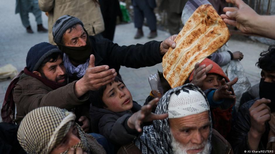 توزيع خبز على المحتاجين في أفغانستان. Bread being handed out to the needy in Afghanistan (image: Ali Khara/REUTERS)