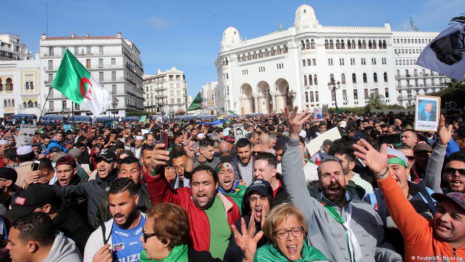 احتجاجات مناهضة للحكومة في الجزائر. Anti-Regierungsproteste in Algerien; Foto: Reuters/R. Boudina