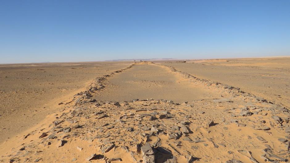  مشهد لمستطيل في صحراء النفود السعودية (صورة الدكتور هوف غروكوت التي سمح لدويتشه فيله بنشرها). Saudi Arabien - Mustatil-Bauten Foto Huw Groucutt