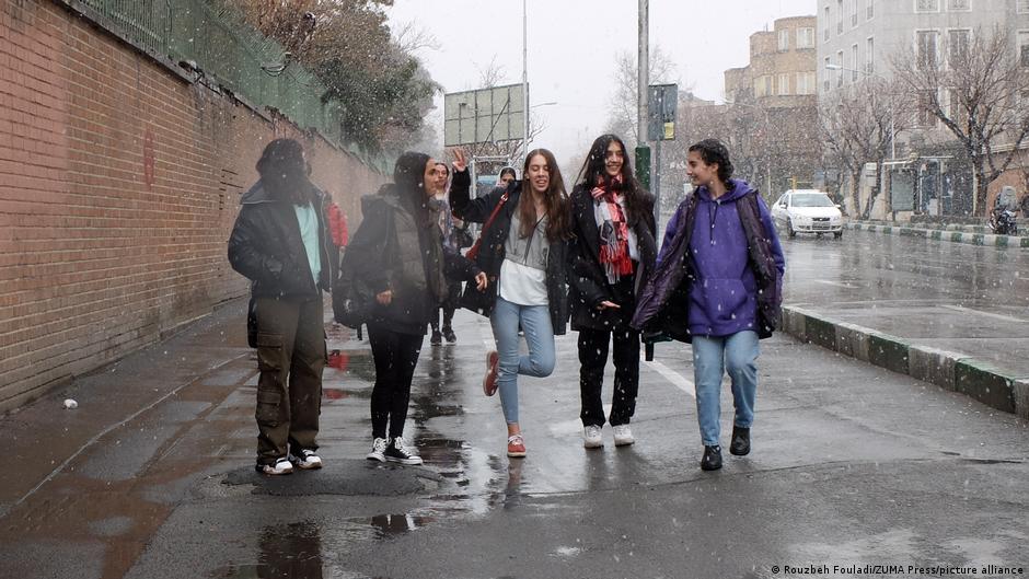 شابات من دون حجاب يستمتعن بتساقط الثلج في شتاء طهران – إيران. Frauen ohne Kopftuch im Schneetreiben in Teheran; Foto: Rouzbeh Fouladi/ZUMA press/picture-alliance