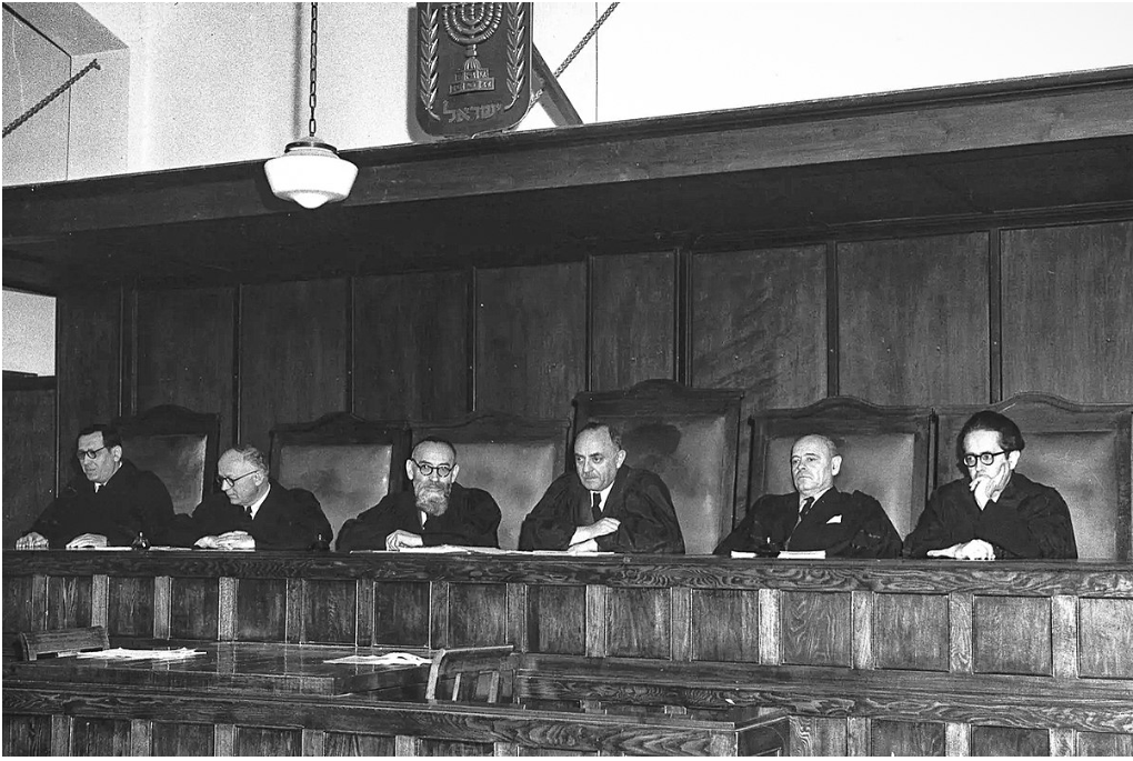 تم تأسيس المحكمة العليا في إسرائيل في صيف عام 1948 . Israels Oberster Gerichtshof 1948 ins Leben gerufen; Quelle: https://commons.wikimedia.org