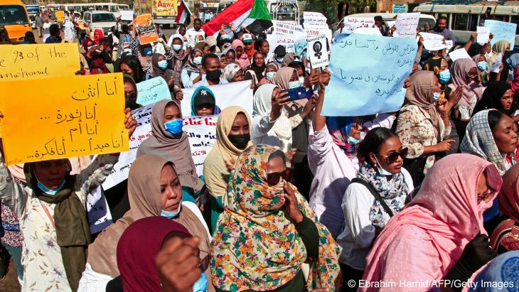 Sudanesische Frauen protestieren gegen sexualisierte Gewalt in Omdurman Dezember 2021;Foto: Ebrahim Hamid/AFP/Getty Images