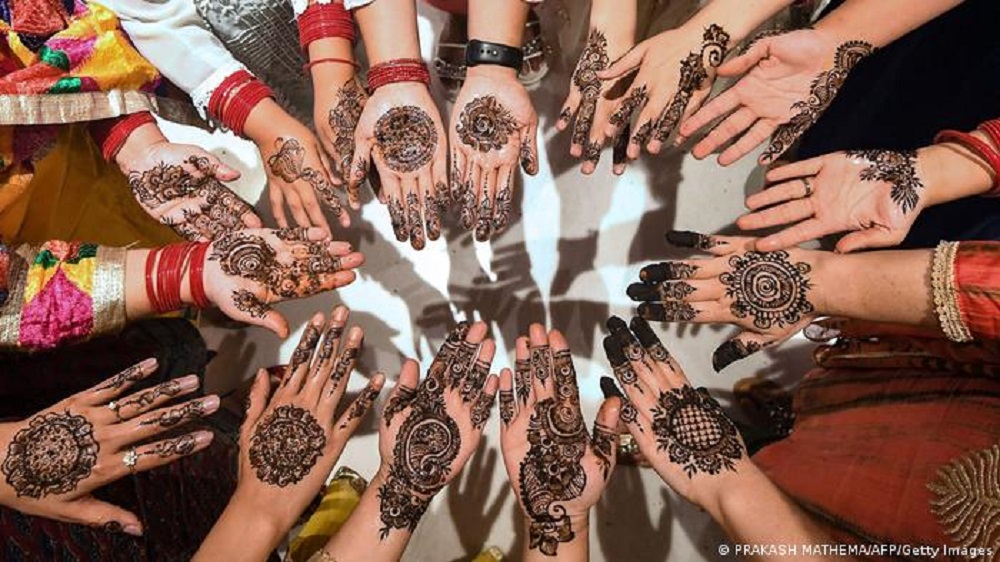 Frauen in Kathmandu haben sich die Hände mit Henna bemalt, um Chand Raat (auch "Nacht des Mondes" genannt) zu feiern. In Nepal, Bangladesch, Pakistan und Indien wird so der Vorabend von Eid al-Fitr bezeichnet: Freunde und Familie kommen zusammen, um am letzten Tag des Ramadan den Neumond am Himmel zu suchen.