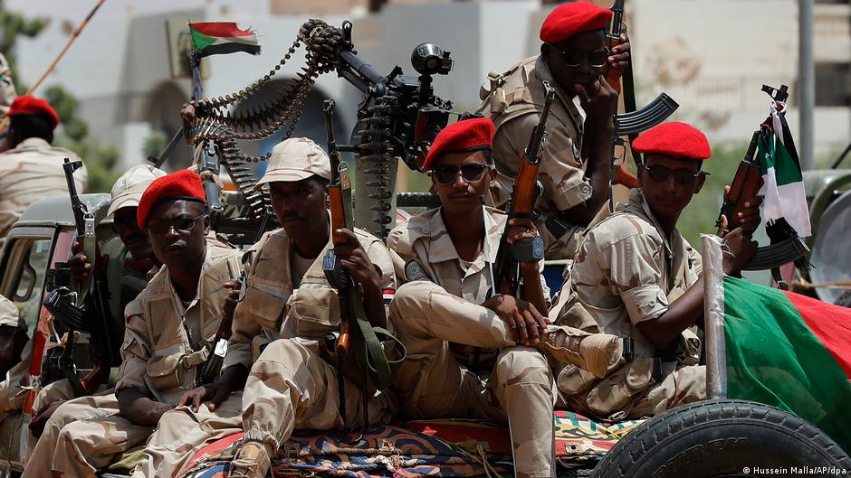 مجموعة من قوات الدعم السريع - السودان.Soldaten der Rapid Support Forces im Sudan; Foto: Hussein Malla/AP/dpa