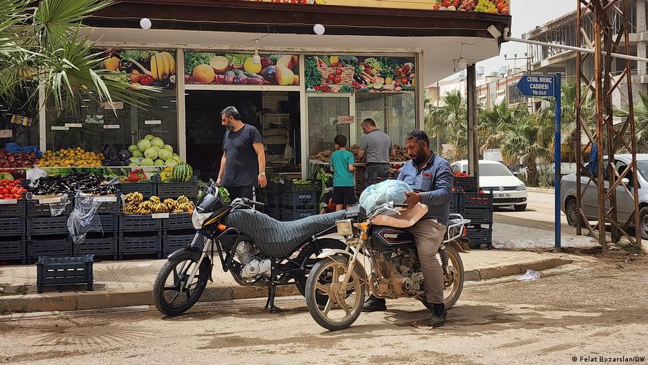 أكثر من 50 بالمئة من اللاجئين السوريين في تركيا يرغبون بترك تركيا. Shop on a Turkish street corner; man on a motorbike (image: Felat Bozarslan/DW)