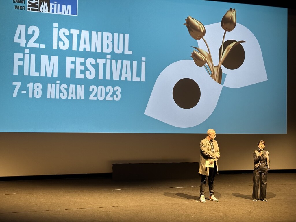 كَرَم أيان مدير مهرجان اسطنبول السينمائي 2023 مع المخرجة عائشة بولات - تركيا.