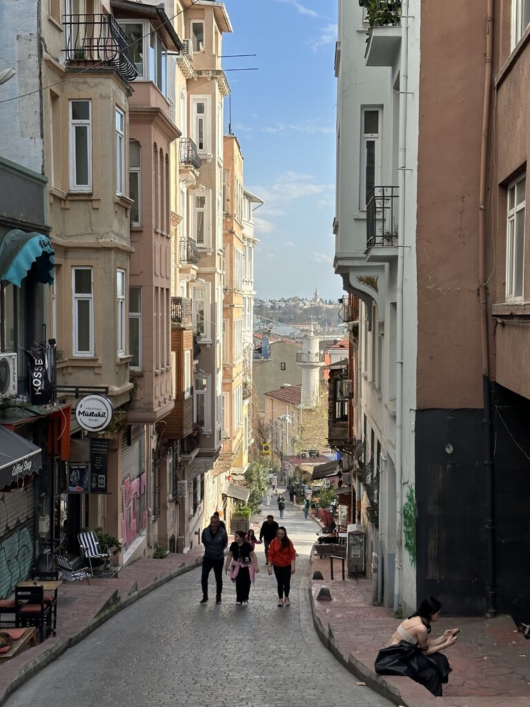مشهد من أحد شوارع إسطنبول 2023 - تركيا. Straßenszene in Istanbul 2023; Foto: Stefan Weidner