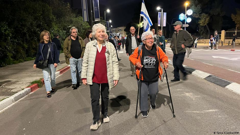 Yehudit Elkana (links) geht regelmäßig auf die Demonstrationen gegen die geplante Justizreform. (Foto: Tania Kraemer/DW) 