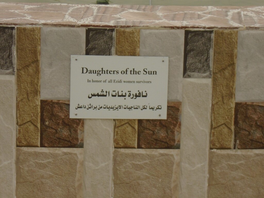لوحة تذكارية تكريمًا للإيزيديات – العراق. Gedenktafel für ermordete Jesidinnen "Daughters of the Sun"; Foto: Birgit Svensson