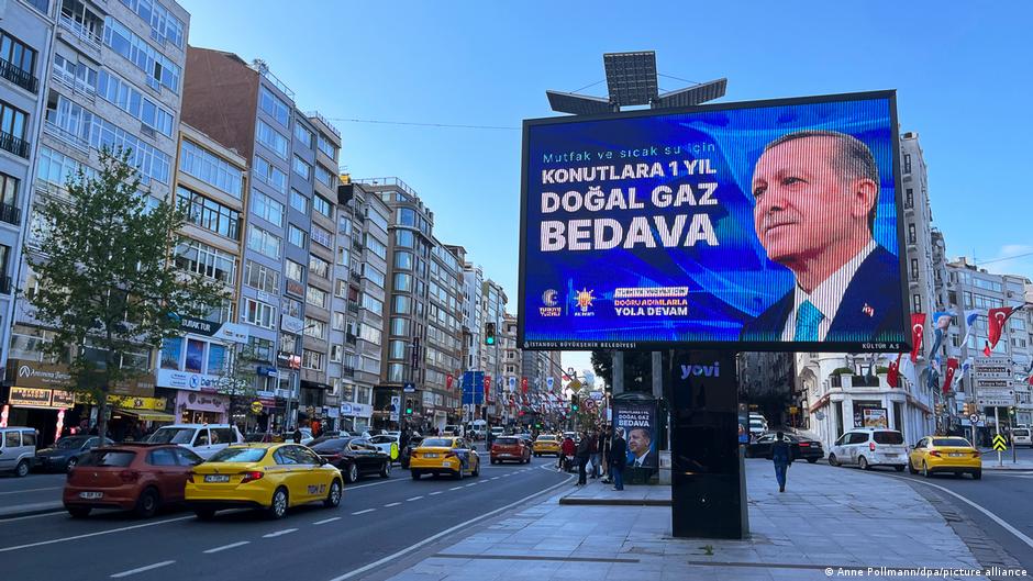 Ein Wahlplakat von Erdogan verkündet teure Wahlversprechen; Foto: Anne Pollmann/dpa/picture-alliance