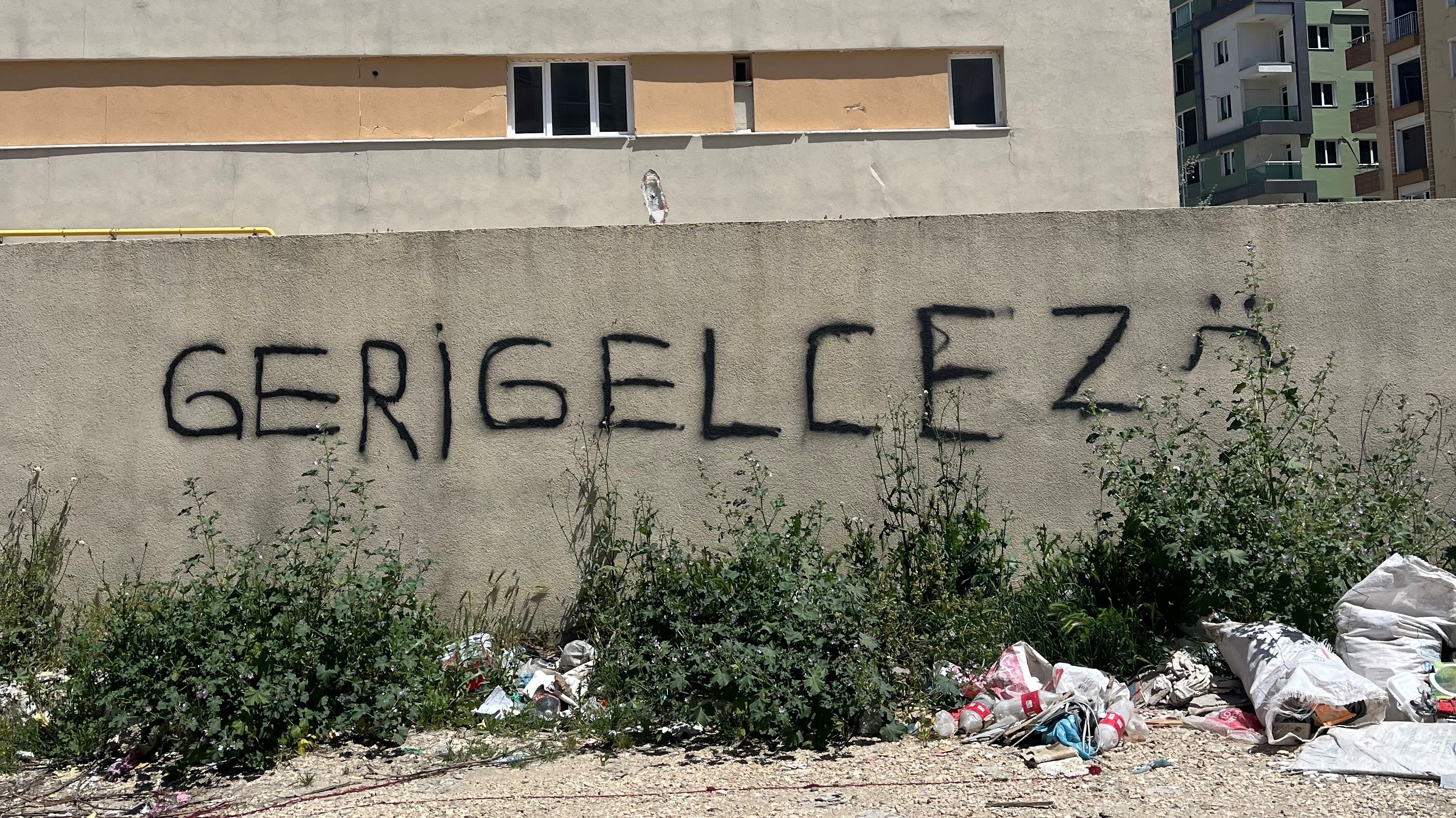 سكان أنطاكية مصمّمون على إعادة بناء مدينتهم والعودة إليها. Graffiti reading "We will come back" on a wall in Antakya, Turkey (photo: Alperen Kul)