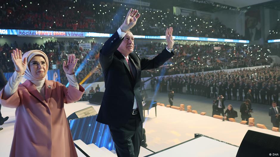 Der türkische Staatspräsident Recep tayyip Erdogan und seine Frau Emine bei der Wahlkampfveranstaltung; Foto: DHA
