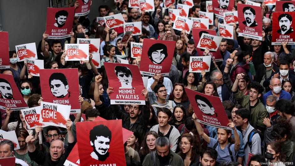 26.04.2022, 26/4/2022 احتجاجات ضد الحكم بالسجن المؤبد بحق عثمان كافالا; Foto: Umit Bektas/Reuters
