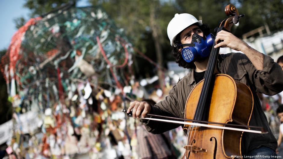15.06.2013, Taksim-Platz Istanbul: Cellist mit Helm und Gasmaske; Foto: Marko Longari/AFP/Getty Images