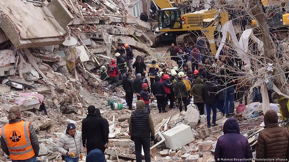 Nach dem schweren Erdbeben: Diyarbakir, 06.02.2023; Foto: Mahmut Bozarslan/AP Photo/picture-alliance