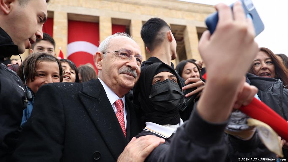 المرشح الرئيسي لأحزاب المعارضة كمال كلجدار أوغلو خلال حملة انتخابية في أنقرة (23/4/2023)