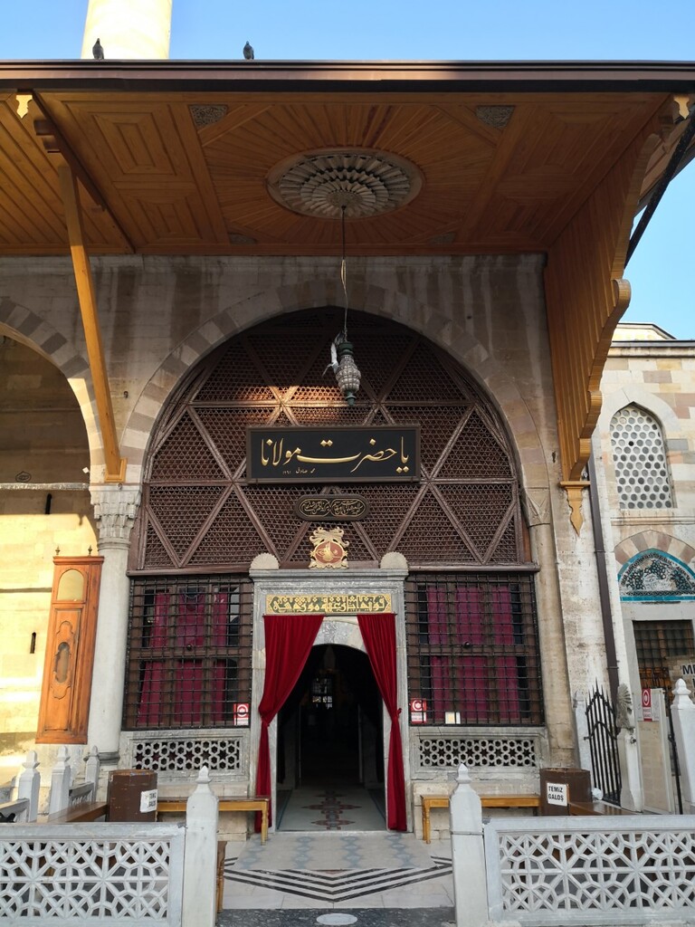 مدخل ضريح جلال الدين الرومي في مدينة قونية التركية. Eingangsportal zum Grabmal von Rumi in Konya; Foto: Marian Brehmer