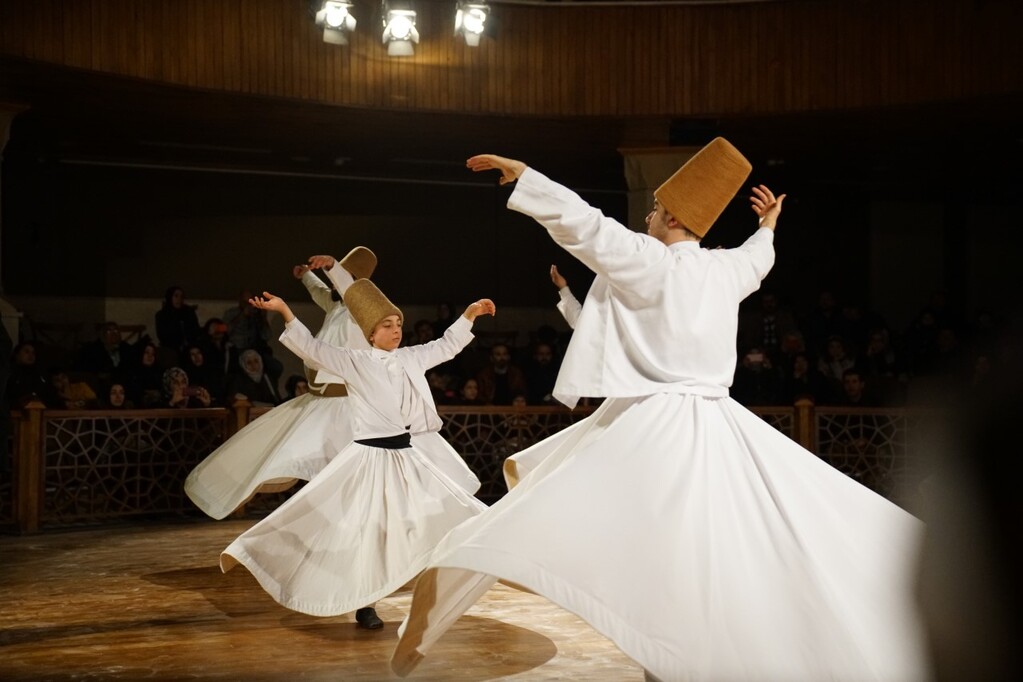 دراويش الطريقة المولوية في مدينة قونية التركية. Drehende Derwische bei einer Vorführung im Irfan-Kulturzrentrum in Konya; Foto: Marian Brehmer