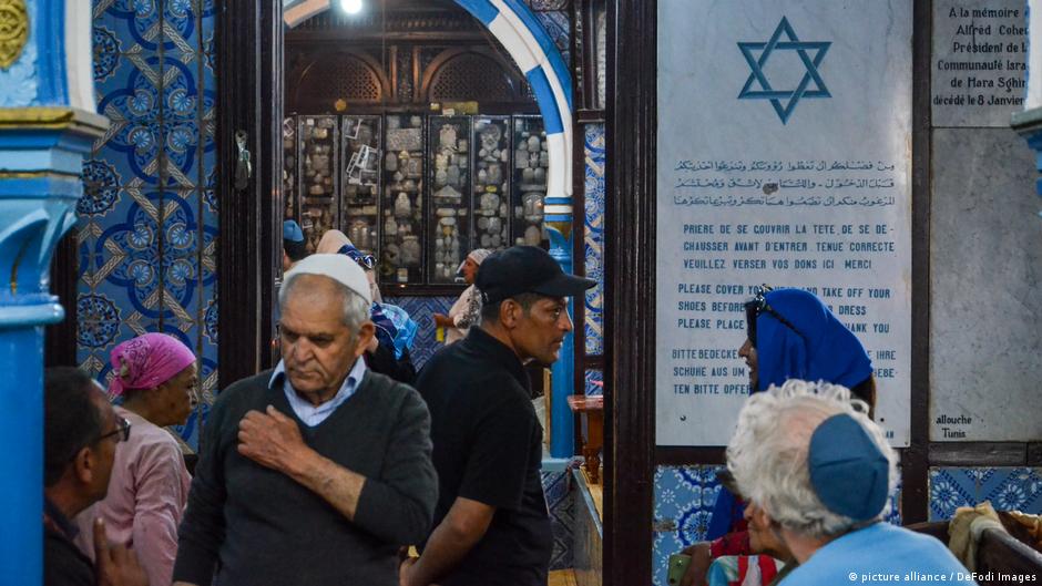 Jüdische Pilger zünden Kerzen in der der Synagoge El Ghriba auf der tunesischen Insel Djerba an (Foto: picture alliance / DeFodi Images)