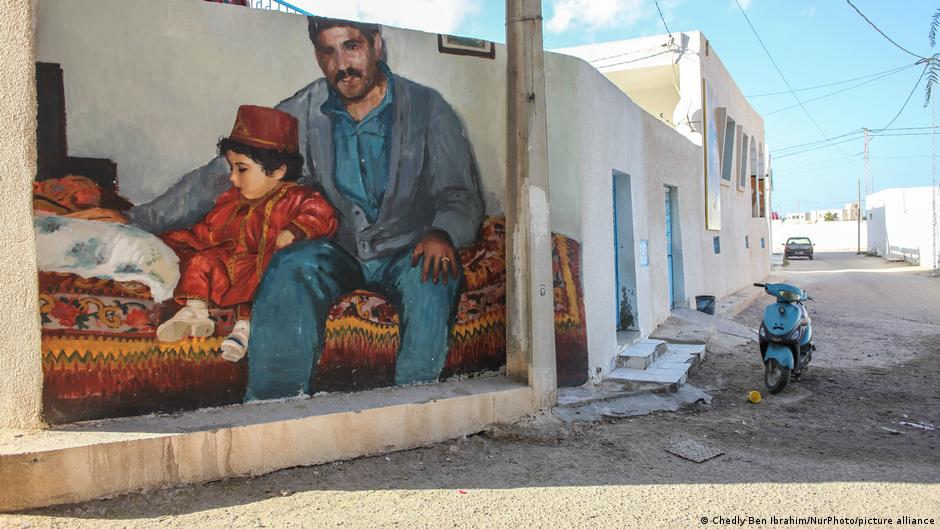 فن حضري: لوحة جدارية ملونة - في جزيرة جربة في تونس. This colourful mural is part of the Djerbahood urban art project, Djerba, Tunisia (image: Chedly Ben Ibrahim/NurPhoto/picture alliance)