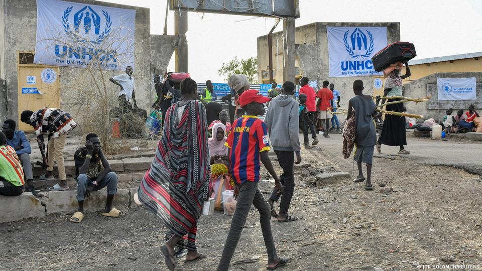سودانيون ينتظرون أمام مبنى تابع للمفوضية السامية للأمم المتحدة لشؤون اللاجئين (UNHCR) في جنوب السودان.  Sudanesische Flüchtlinge vor einem Gebäude des UNHCR im Südusdan: Foto: Jok Solomi/Reuters