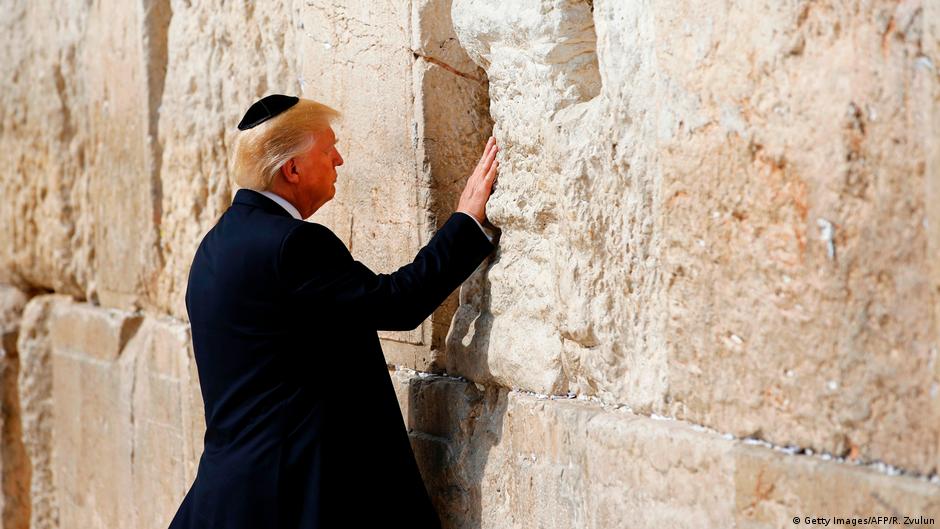 دونالد ترامب حين كان رئيساً للولايات المتحدة الأمريكية. Donald Trump, during his time in office as President of the United States, at the Wailing Wall in Jerusalem (image: Getty Images/AFP/R. Zvulun)