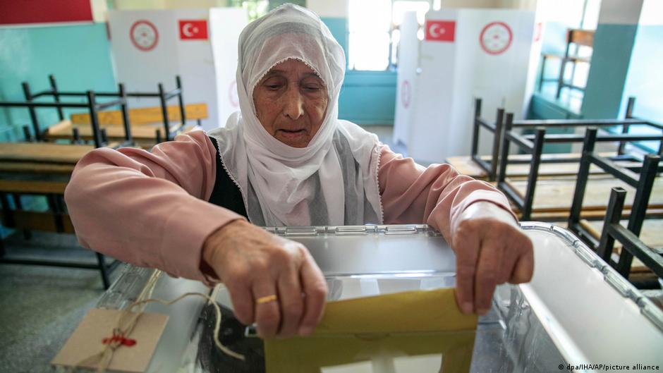 مركز تصويت في الانتخابات الرئاسية والبرلمانية 2023 - تركيا. 09 Türkei Präsidenten- und Parlamentswahl Wahllokal Foto Picture Alliance