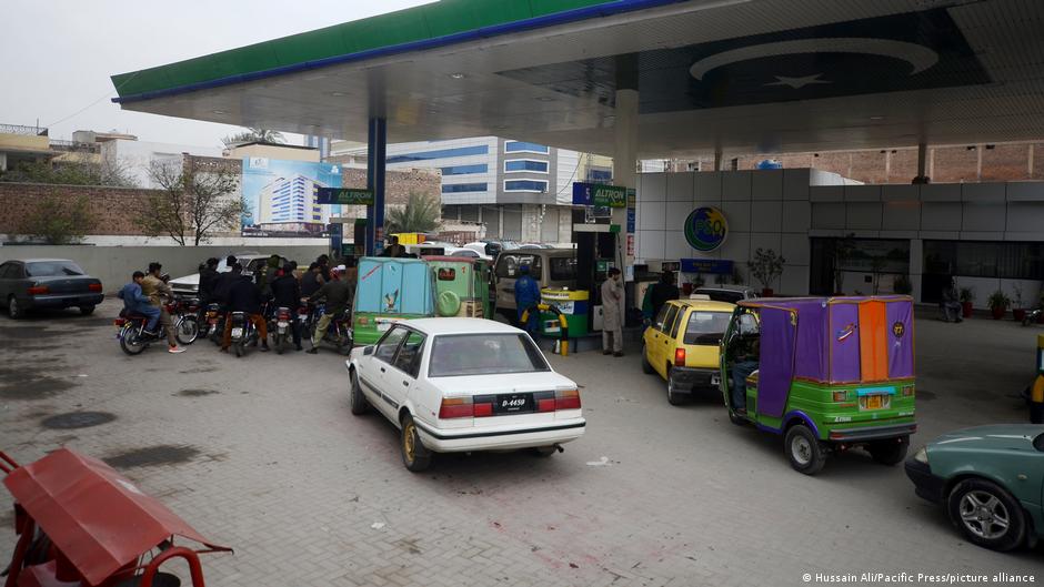 Schlange an der Tankstelle in Pakistan (Foto: Hussain Ali/Pacific Press/picture alliance)