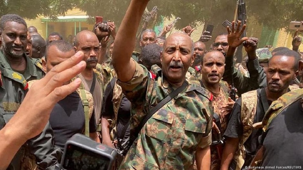فرضت الولايات المتحدة عقوبات اقتصادية جديدة وقيودا على التأشيرات "بحق الأطراف الذين يمارسون العنف" في السودان، وذلك بهدف تجفيف مصادر تمويل طرفي النزاع الجيش السوداني وقوات الدعم السريع.
