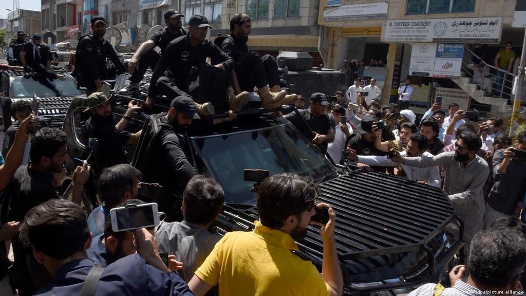 رئيس الوزراء الباكستاني السابق عمران خان في طريقه إلى المحكمة. Sicherheitskräfte begleiten das Fahrzeug von Imran Khan; Foto: Ghulam Farid/AP/dpa/picture alliance 