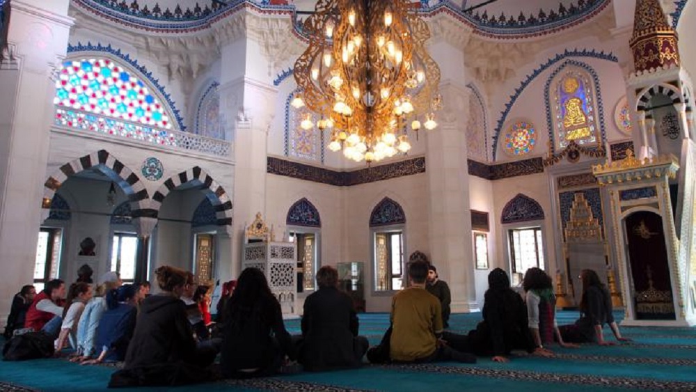 Gläubige Muslime in der Sehitlik-Moschee in Berlin Neukölln; Foto: Max Zander
