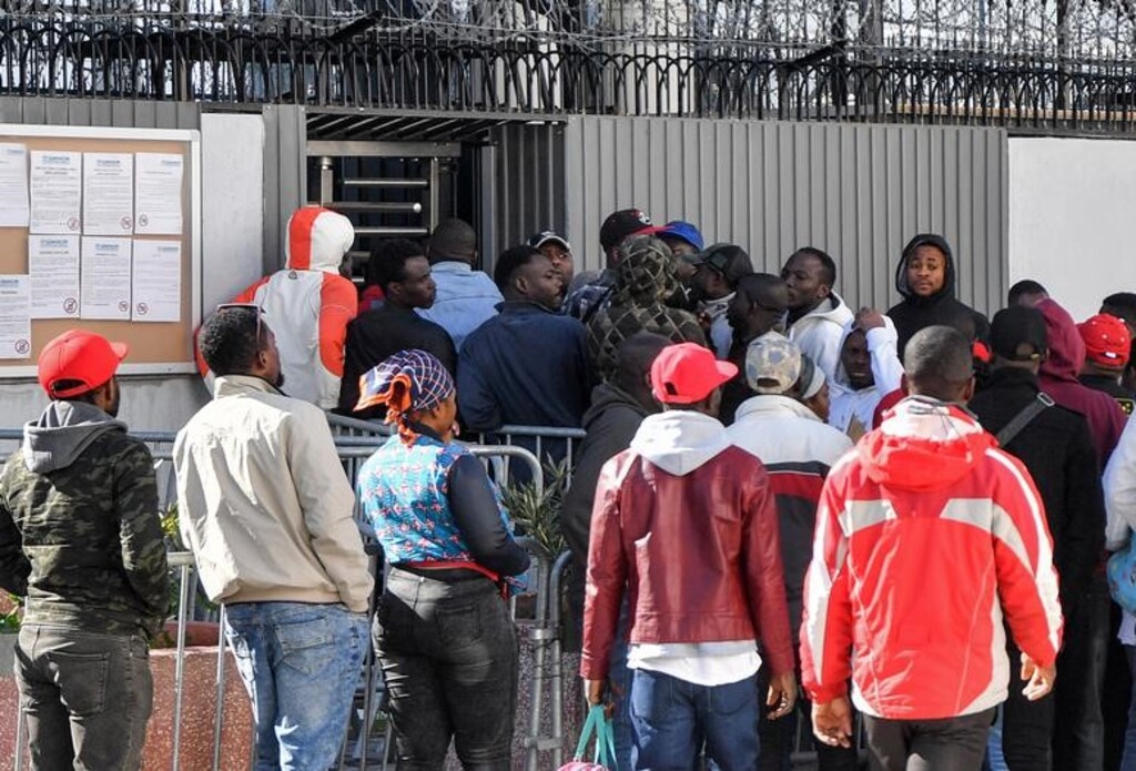 في تونس - مهاجرون من أفريقيا من دول جنوب الصحراء. Migranten aus Subsahara-Afrika in Tunesien; Fethi Belaid/AFP 