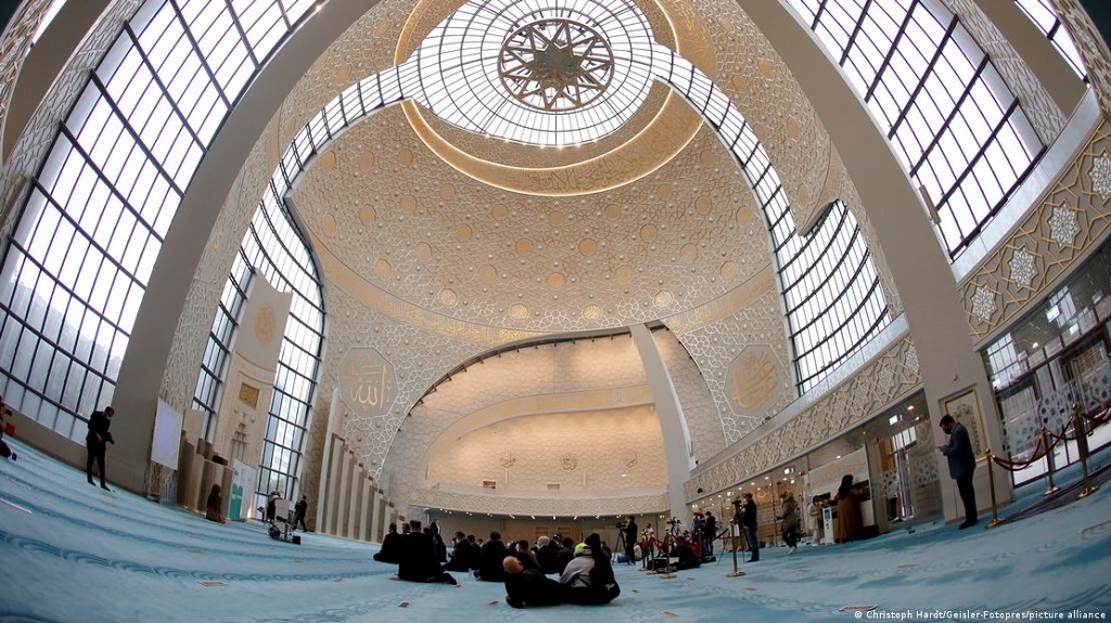 Worshippers at the DITIB central mosque in Cologne (image: Christoph Hardt/Geisler-Fotopres/picture alliance)