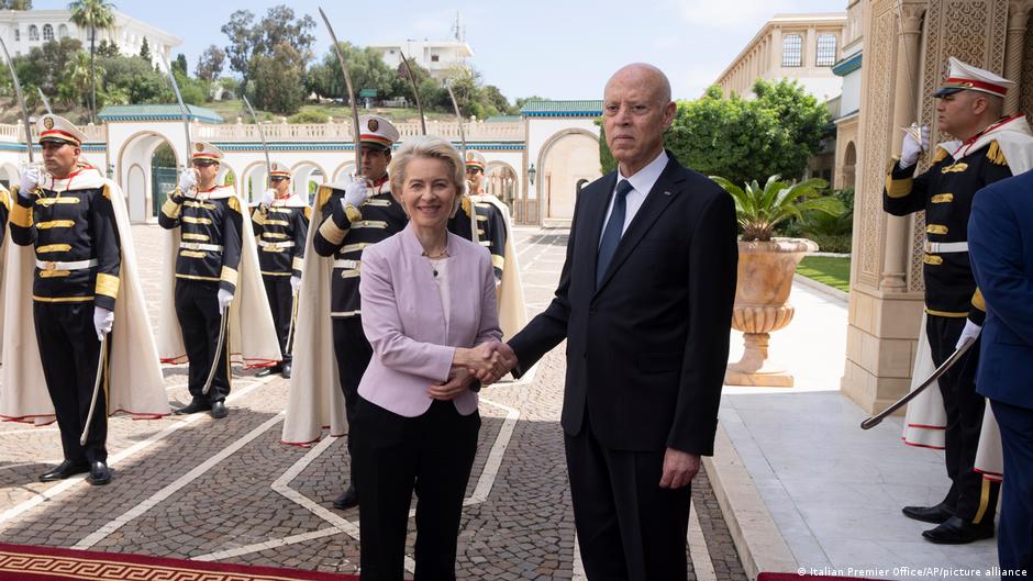 Komissionspräsidentin von der Leyen schlug dem tunesischen Präsidenten Kais Saied ein "Partnerschaftsprogramm" vor (Foto: Italian Premier Office/AP/picture alliance)