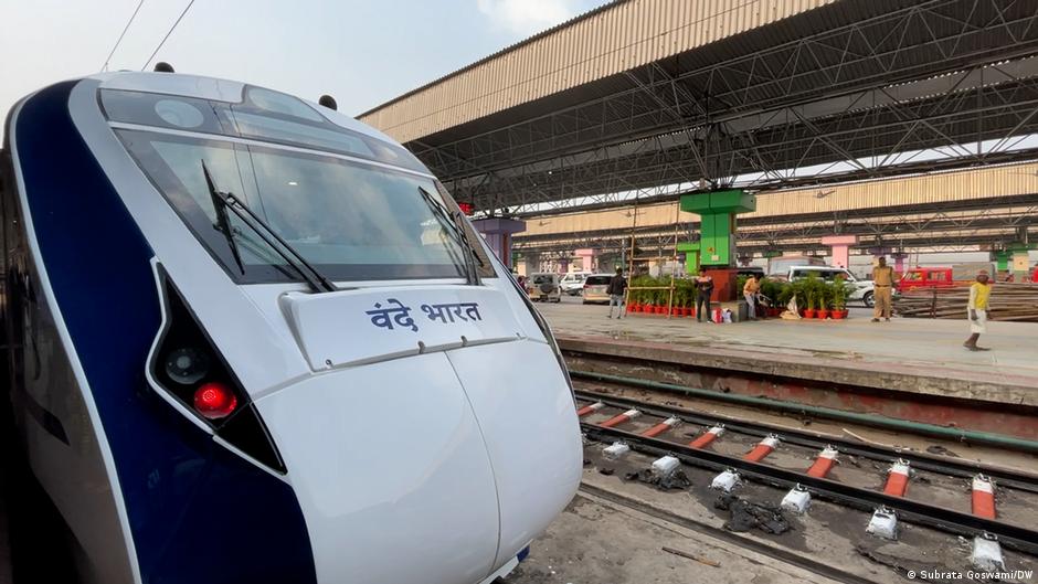 India has been expanding its network of express trains since 2018. The "Bharat Trains" are produced in India (image: Subrata Goswami/DW)