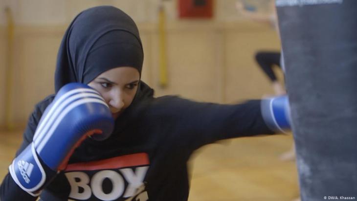 Die deutsche Boxerin Zeina Nassar mit Kopftuch; Foto: DW/A.Khassan 