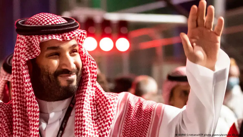 Saudi Crown Prince Mohammed bin Salman waves in greeting (image: BARNI Cristiano/ATP photo agency/picture alliance)