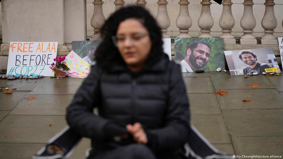 Sanaa Seif stages a sit-in process outside the British Foreign Office in London (image: Kin Cheung/AP/picture alliance)