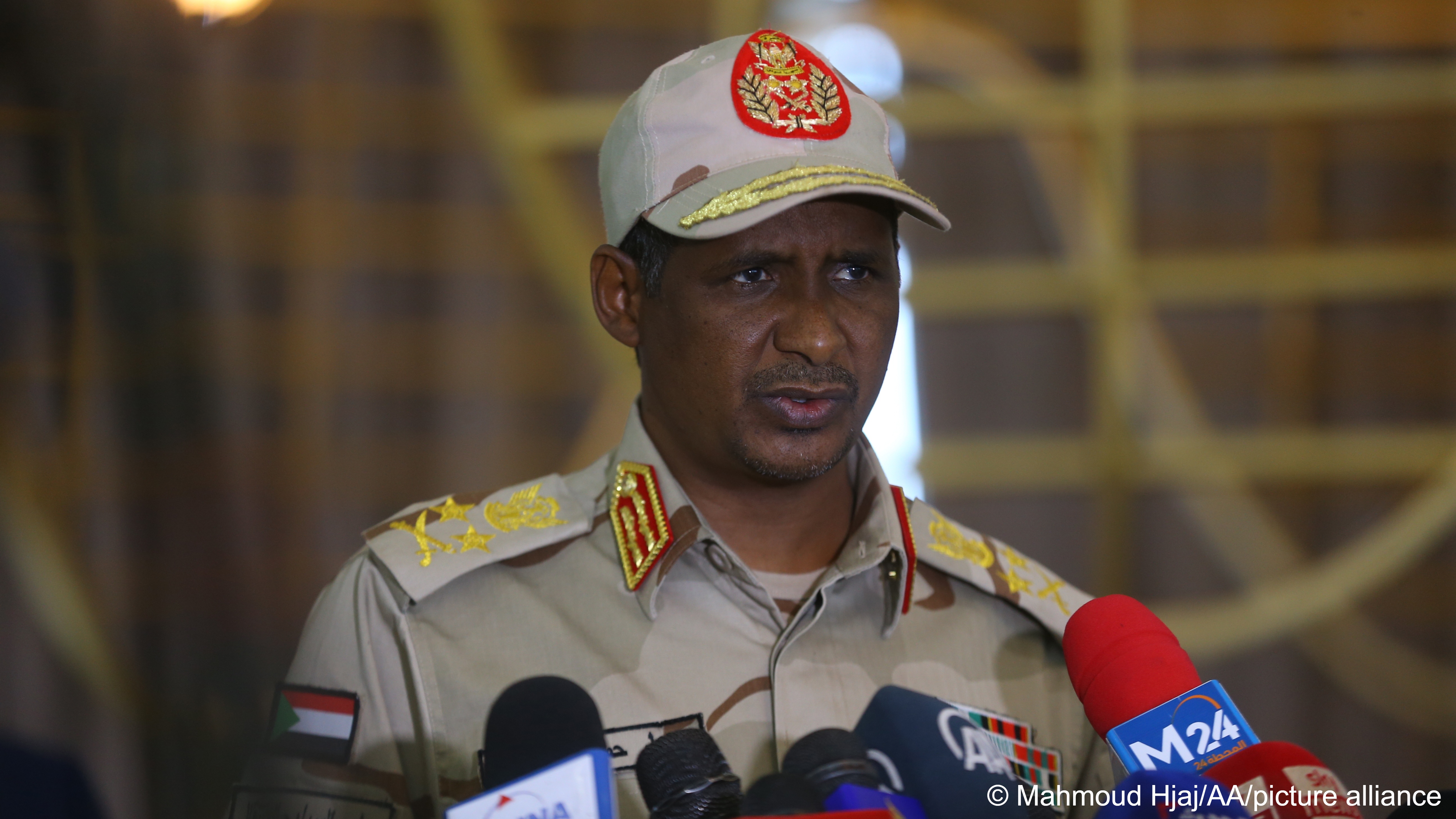 محمد حمدان دقلو المعروف بـ "حميدتي" قائد قوات الدعم السريع في السودان. Mohamed Hamdan Dagalo, known as Hemeti (photo: Mahmoud Hjaj/AA/picture-alliance)