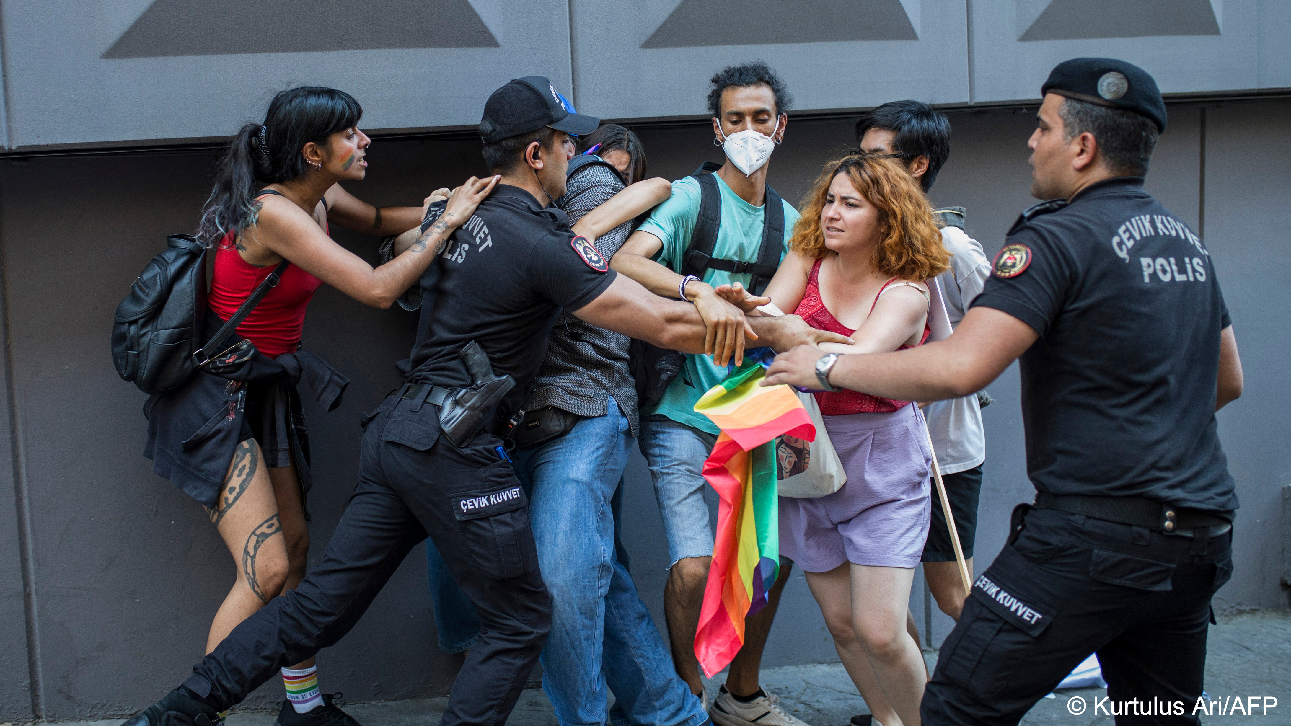 Ein türkischer Polizist verhaftet einen Demonstranten bei der Pride Parade in Istanbul am 26. Juni 2022 (Foto: Kurtulus Ari/AFP)