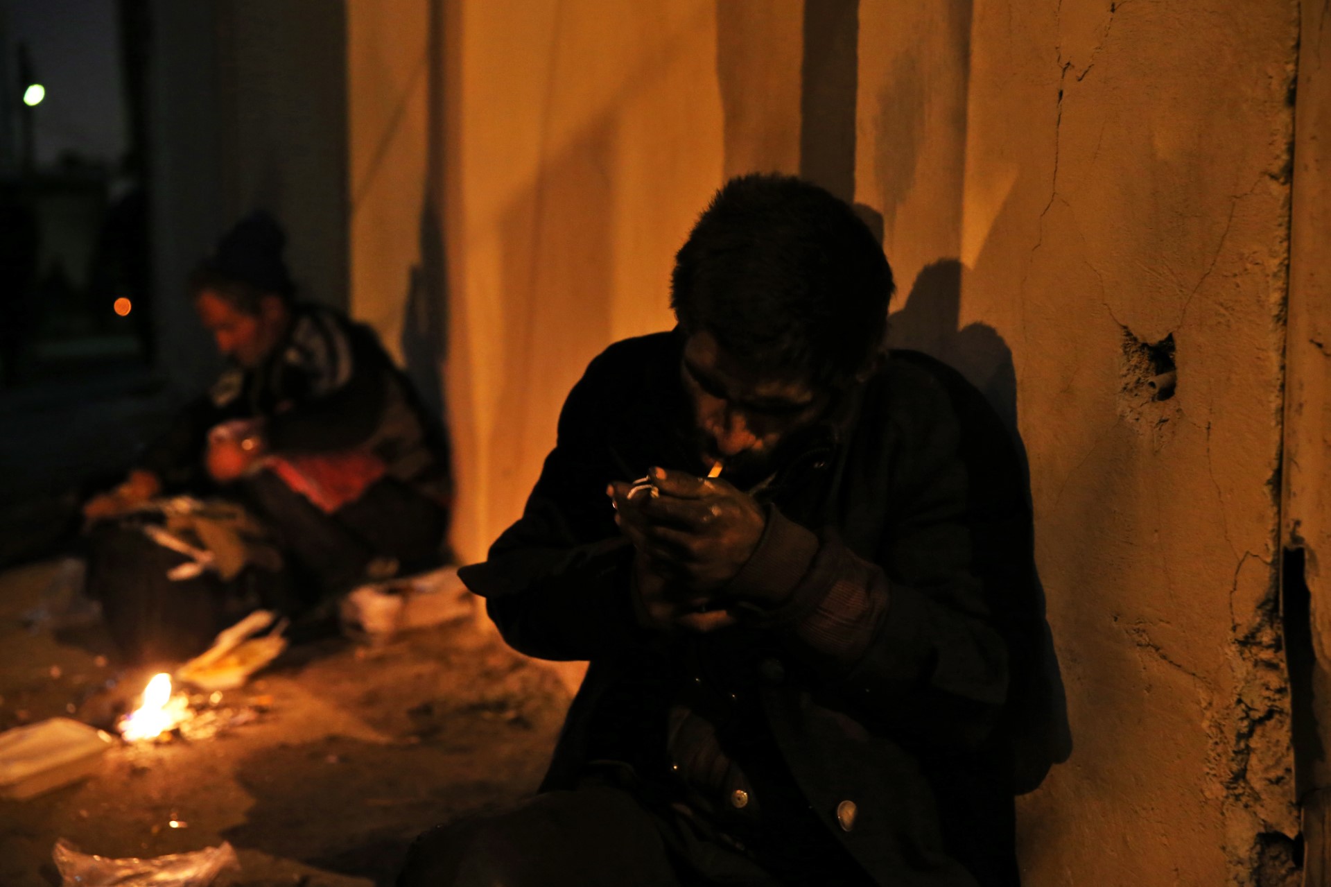 مدمن مخدرات يتعاطى الكريستال ميث في طهران - إيران. Ein Drogensüchtiger nimmt Crystal Meth in Teheran; Foto: AP Photo/Ebrahim Noroozi)&nbsp;
