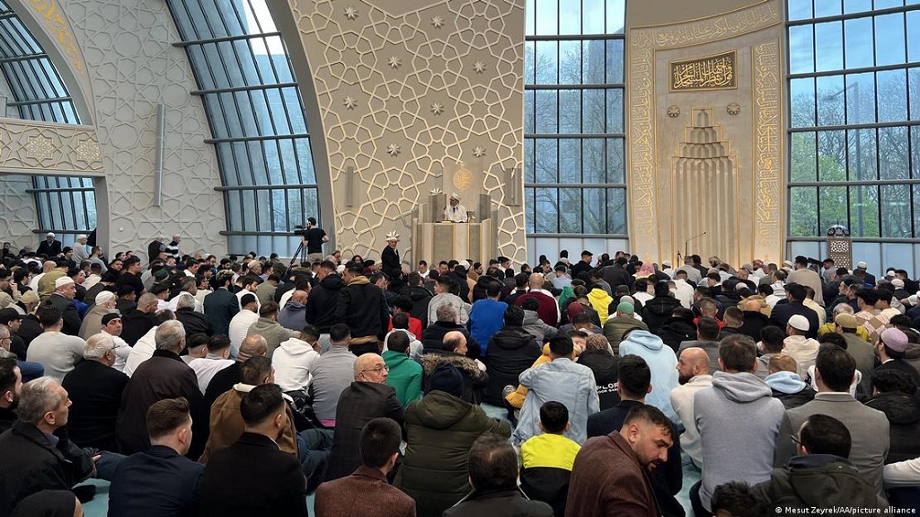 Prayers being held in the Cologne Central Mosque (photo: Mesut Zeyrek/AA/picture alliance)